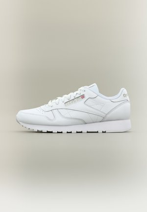 Weißer Reebok Sneaker mit niedrigem Schaft, Schnürung vorne, dezentem Markenlogo und strukturierter Sohle auf neutralem Hintergrund.