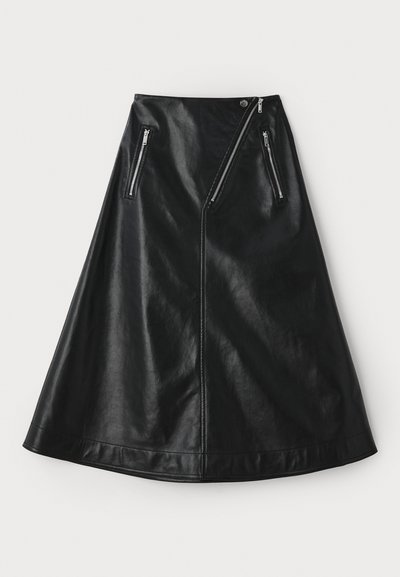 Musta nahkainen A-linjainen hame, jossa on hieman kiiltävä pinta, kahdella epäsymmetrisellä vetoketjutaskulla ja nappikiinnitys vyötäröllä.