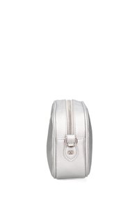 Borsa cosmetica argento con superficie testurizzata, forma rettangolare e zip superiore. Presenta un accento in metallo circolare sul lato.