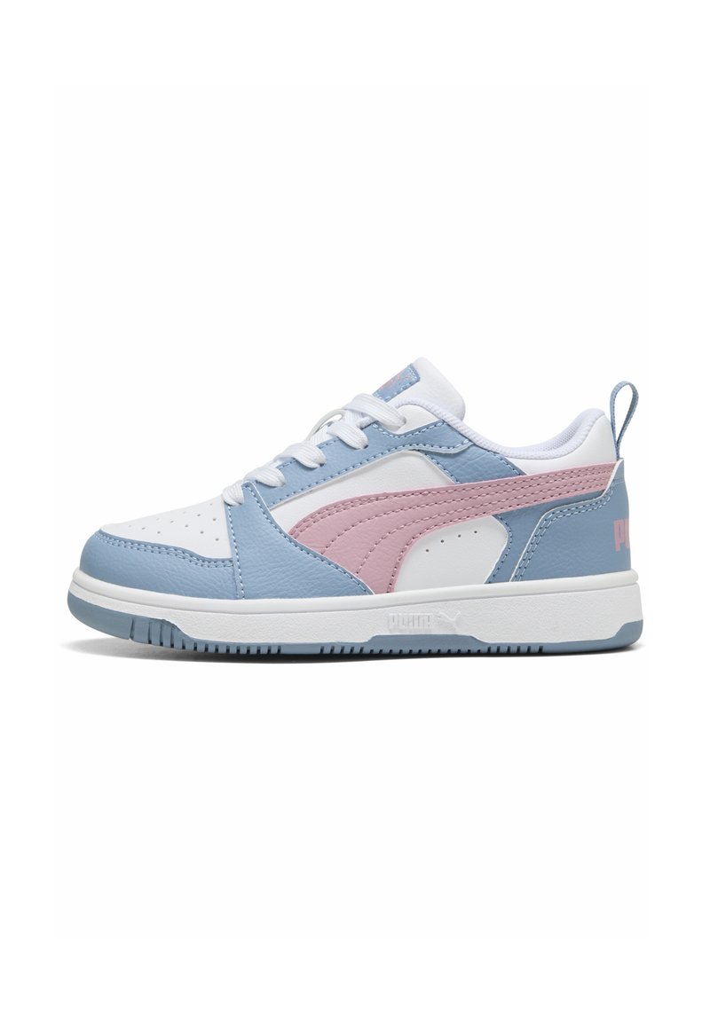 Sneakers sportivi con un design bianco, azzurro e rosa. Presentano pelle liscia, punta perforata e una suola in gomma con un dettaglio del logo.