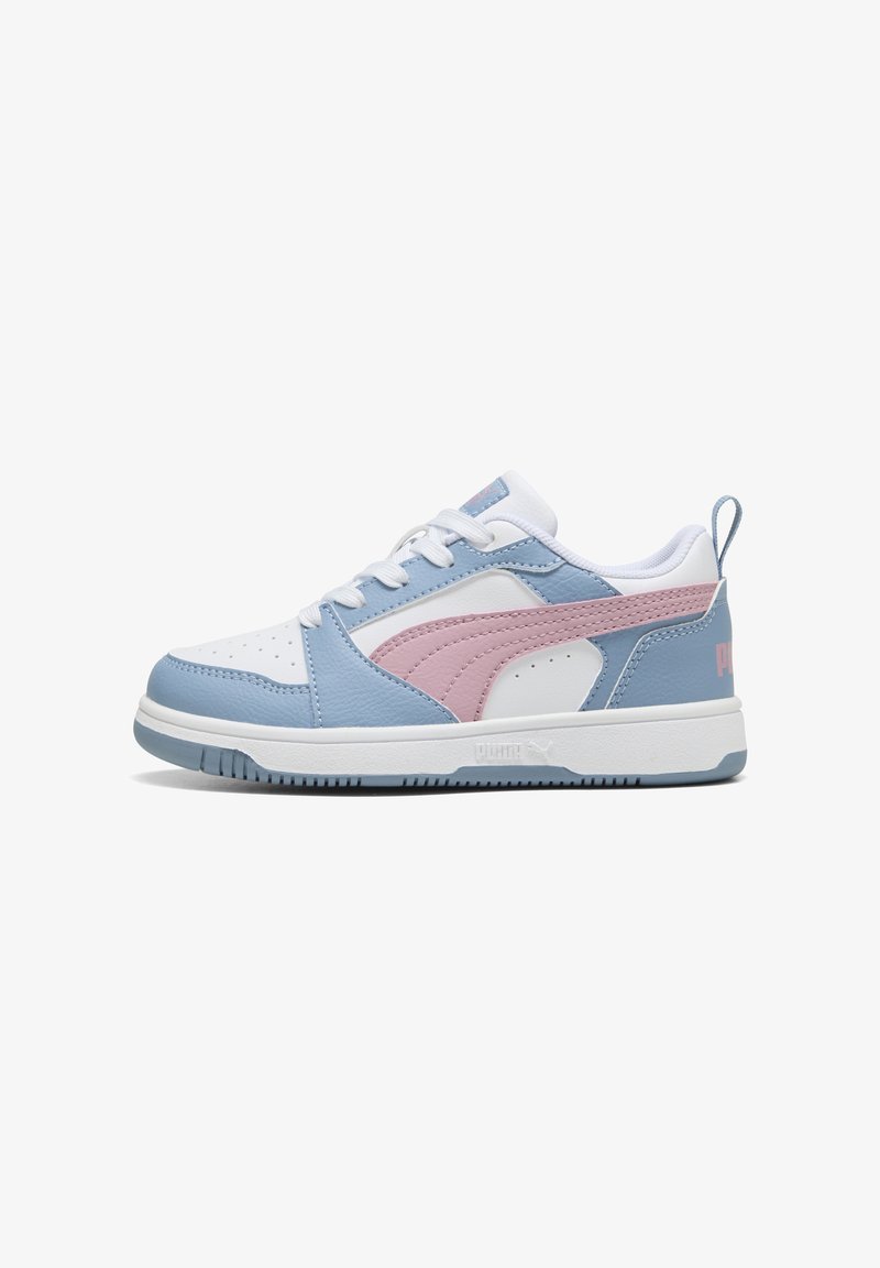 Sneakers sportivi con un design bianco, azzurro e rosa. Presentano pelle liscia, punta perforata e una suola in gomma con un dettaglio del logo.