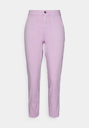 Calças cortas em rosa claro, feitas de algodão, com uma cintura alta, dois bolsos frontais com um acabamento texturizado e punhos elásticos.