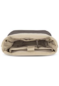 Borsa per laptop grigia e crema con chiusura a zip, dotata di un compartimento imbottito, tasche interne e una base piatta per la stabilità.
