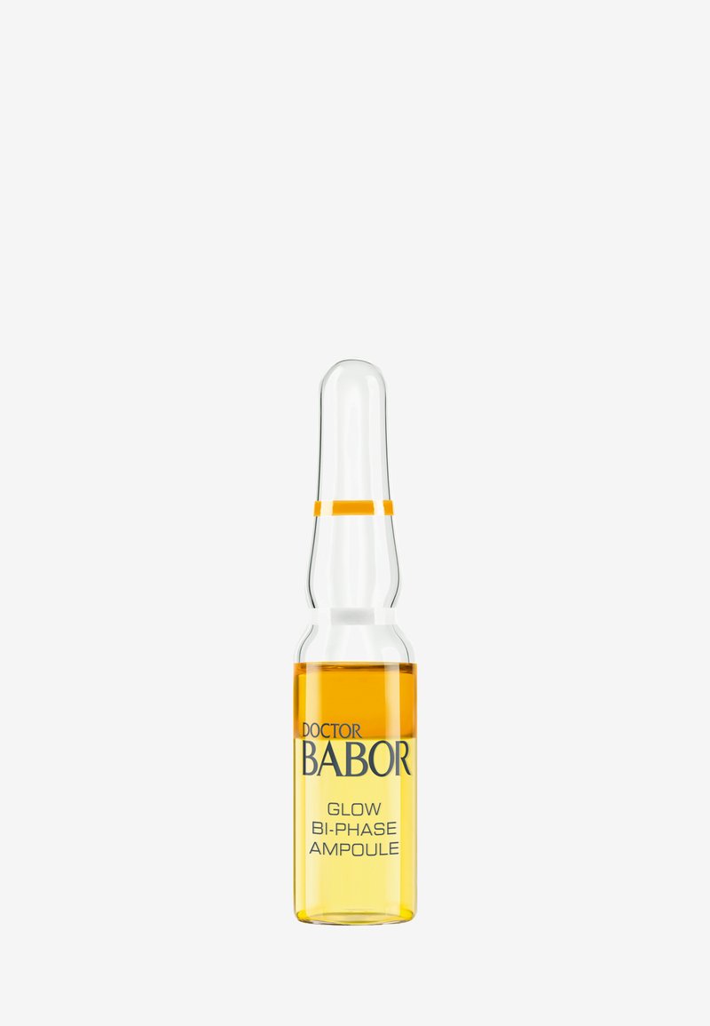 Ampolla di vetro trasparente con una parte superiore a punta, contenente un liquido biphase; strato inferiore giallo con un'etichetta bianca che recita "Doctor Babor Glow."