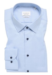 Himmelblaues, schlank geschnittenes Hemd aus strukturiertem Baumwollmaterial. Besitzt einen klassischen Kragen, eine durchgehende Knopfleiste und dunkle Knöpfe. Verfügt über eine einfache Manschette.