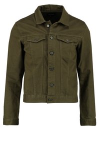 Chaqueta de denim verde oliva, diseño ajustado, mangas largas, dos bolsillos en el pecho, botones de metal negro y costuras en contraste. Textura suave, estilo casual.