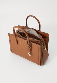 Sac à main en cuir marron avec deux poignées, fermetures éclair, quincaillerie dorée et une poche intérieure. Présente un détail de logo et une forme structurée.