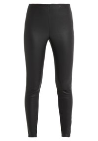 Czarne legginsy slim fit z imitacji skóry, z wysokim stanem i przeszyciem na kolanach, pokazane na białym tle.