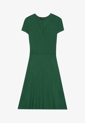 Zelena haljina s kratkim rukavima, koja se sastoji od omota, ima V-izrez i suknju koja se širi. Napravljena je od mekog materijala s glatkom teksturom.