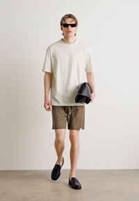 Les Deux Rövidnadrágok - brown