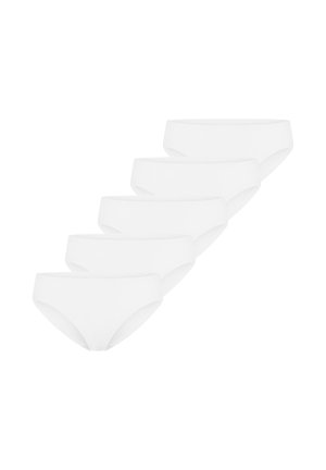 Vijf paar eenvoudige witte katoenen slips die in een diagonale lijn op een witte achtergrond zijn gerangschikt.