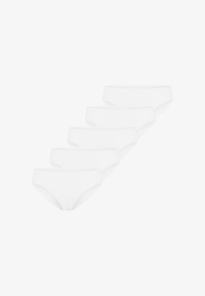Fünf Paare schlichte weiße Baumwollslips, diagonal auf weißem Hintergrund angeordnet.