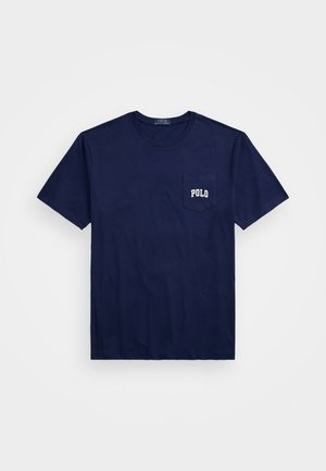 Marineblauwe katoenen T-shirt met een ronde halslijn. Heeft een zak aan de linkerkant met "POLO" in het wit gedrukt. Korte mouwen.