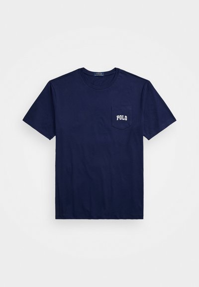 Tricou din bumbac de culoare bleumarin, cu decolteu rotund. Include o buzunar pe partea stângă, cu inscripția "POLO" imprimată în alb. Mâneci scurte.