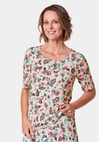 Bloemenblouse van zacht, lichtgewicht materiaal met korte mouwen, een ronde halslijn en een kleurrijk patroon van bloemen in rood, groen en blauw.