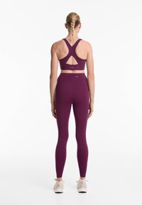 OYSHO MEDIUM-SUPPORT COMPRESSIVE WITH CUPS - Športni modrček s srednjo podporo - dark red