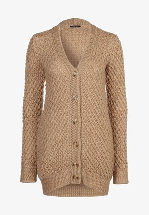 Beigen värinen paksu neulejakku V-kaula-aukkolla, kuusi ruskeaa nappia edessä ja resorit hihansuissa sekä helmassa.