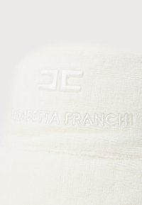 Hvitt bomullsbøttehatt med brodert logo, med en teksturert finish. Designet inkluderer "Elisabetta Franchi" i diskret skrift.