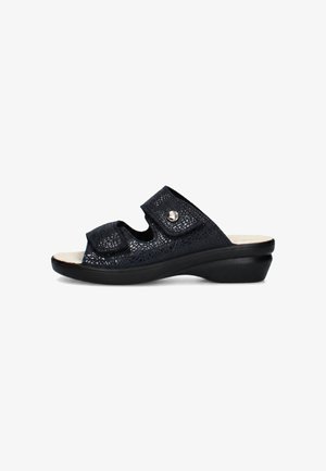 Sandalo nero aperto in punta con due cinturini regolabili in velcro, zeppa bassa, tomaia strutturata e un piccolo bottone metallico decorativo.