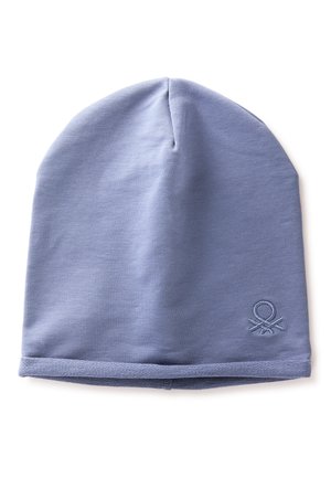 Berretto in tessuto morbido azzurro chiaro con un piccolo logo ricamato vicino al bordo inferiore su sfondo bianco.