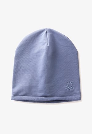 Hellblaues, weiches Stoff-Beanie mit einem kleinen gestickten Logo nahe dem unteren Rand auf weißem Hintergrund.