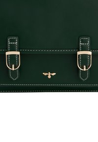 Borsa a tracolla in pelle verde scuro con hardware dorato, cuciture bianche, chiusure a doppia fibbia e un piccolo emblema a forma di ape al centro.