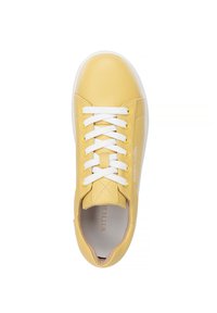 Sneaker giallo in pelle con una finitura testurizzata, dotato di lacci bianchi, punta arrotondata e un design semplice. Suola chiara e dettaglio del marchio.
