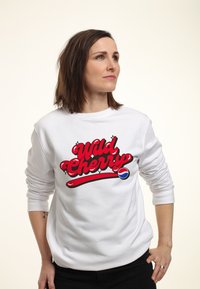 Felpa bianca con un audace grafico rosso che recita "Wild Cherry" e il logo Pepsi. Maniche lunghe con polsini a costine, vestibilità casual.