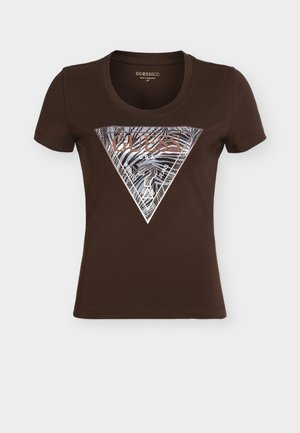 Ciemnobrązowy dopasowany t-shirt z krótkim rękawem, z metalicznym, srebrnym, trójkątnym logo Guess z motywem pasi zebry oraz tekstem z przodu.