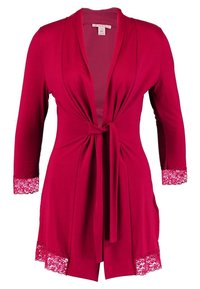 Červený kardigan ve stylu kimona vyrobený z jemné tkaniny, s páskem v pase, dlouhými rukávy a krajkovou úpravou na manžetách a lemu.