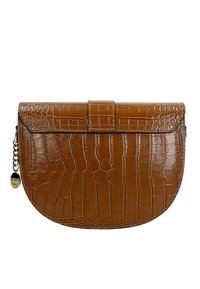 Bruine krokodilgeembosde handtas met een ronde vorm, een gladde textuur en een klepsluiting. Heeft een kettingaccent en gestikte details.