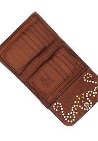 Portafoglio in pelle marrone con molteplici fessure per carte, una texture liscia e borchie decorative in oro e argento disposte a onde.