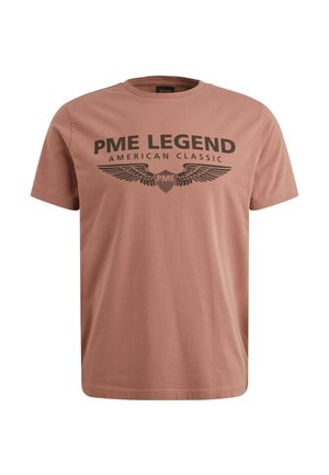 Mauve majica s kratkimi rokavi z napisom "PME LEGEND AMERICAN CLASSIC" in logotipom krilate ščita natisnjenim v temno rjavi barvi na prsih.