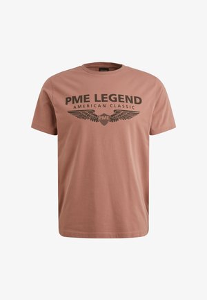 Mauve majica s kratkimi rokavi z napisom "PME LEGEND AMERICAN CLASSIC" in logotipom krilate ščita natisnjenim v temno rjavi barvi na prsih.