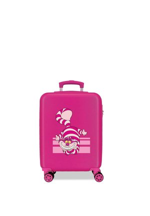 Maleta rígida de color rosa brillante con cuatro ruedas, con un sonriente gato Cheshire en rayas rosas y blancas en el frente.