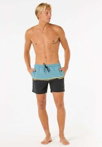 Maillots de bain pour hommes avec un haut bleu clair à rayures jaunes, bas noir, taille avec cordon de serrage et poches latérales. Texture de tissu lisse.