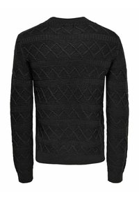 Pull noir en tricot avec manches longues, présentant des motifs géométriques en relief de losanges et de zigzags sur le dos.