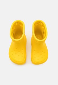 Stivali di gomma gialli impermeabili con punta arrotondata, lati perforati e suole texturizzate per una migliore aderenza e drenaggio.