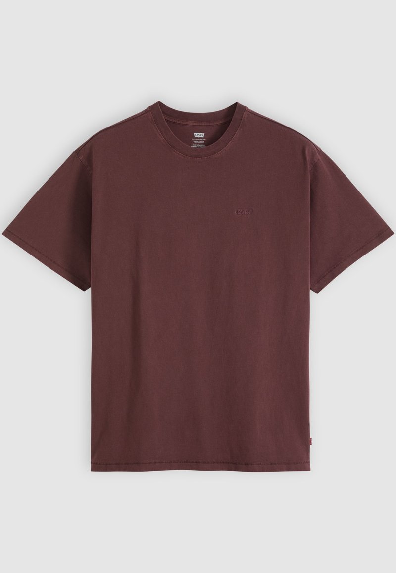 T-shirt Levi’s marrone scuro a maniche corte con scollo rotondo, design semplice e logo discreto sul petto su sfondo chiaro.