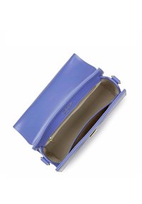 Borsa a tracolla in pelle viola con una texture liscia. Presenta una chiusura con zip, scomparti interni e hardware in tonalità oro discreta.