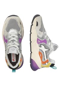 Scarpe sportive bicolore con tomaia in mesh e accenti viola, arancione e giallo. Suola spessa bianca e nera, design con lacci.