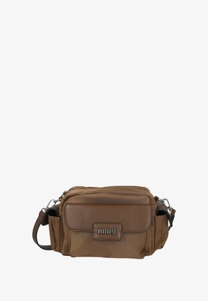 Bolso cruzado de nylon marrón con un bolsillo frontal con cremallera, correa ajustable, detalles metálicos y un parche con el logo en la parte frontal.