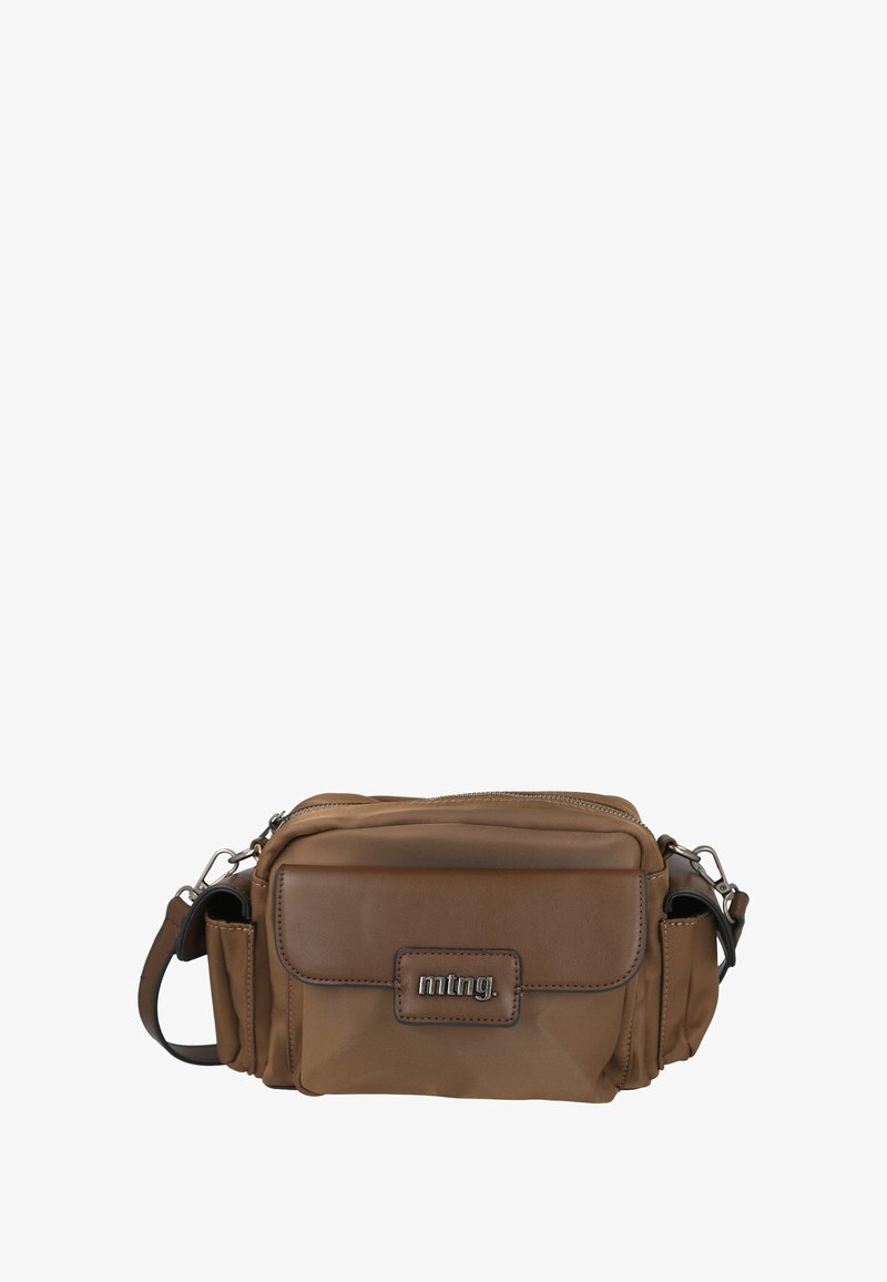 Bolso cruzado de nylon marrón con un bolsillo frontal con cremallera, correa ajustable, detalles metálicos y un parche con el logo en la parte frontal.