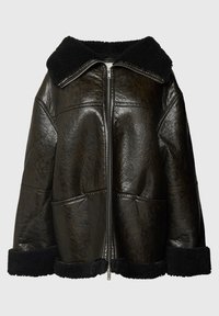 Giacca in pelle marrone con colletto e polsini in shearling nero. Dotata di cerniera frontale e due tasche laterali. Finitura testurizzata, fit oversize.