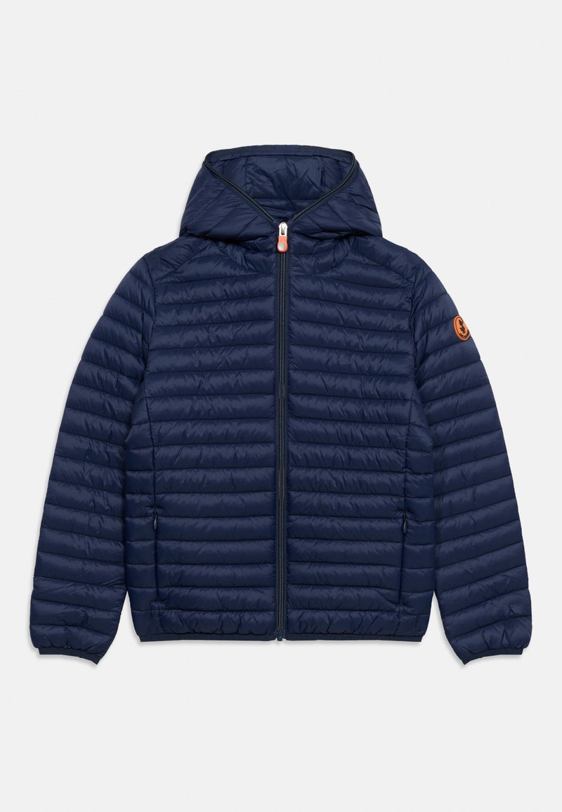 Chaqueta acolchada ligera azul marino con capucha, cremallera frontal, bolsillos laterales, puños elásticos y parche de logo naranja en la manga izquierda.