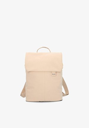 Zaino rettangolare beige con pattina pieghevole, manico superiore, spallacci regolabili e una piccola toppa con logo sul davanti.