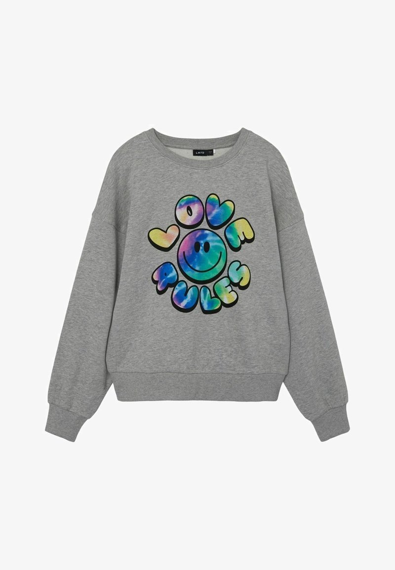 Sweatshirt gris à manches longues et encolure arrondie. Présente un graphique en tie-dye coloré avec l'inscription "LOVE RULES" accompagnée d'un smiley.