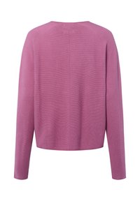 Roza pletena majica z dolgimi rokavi, okrolim izrezom in rebrasto teksturo ter ravnim robom na spodnjem delu.