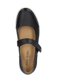 Zapato de cuero negro con una puntera redondeada, diseño perforado y una correa de Velcro. Presenta una plantilla acolchada y una suela de goma blanca.