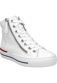 Baskets montantes blanches en cuir avec une fermeture éclair sur le côté, un laçage à l'avant, une semelle en caoutchouc et des accents rouges et bleus le long du bas.